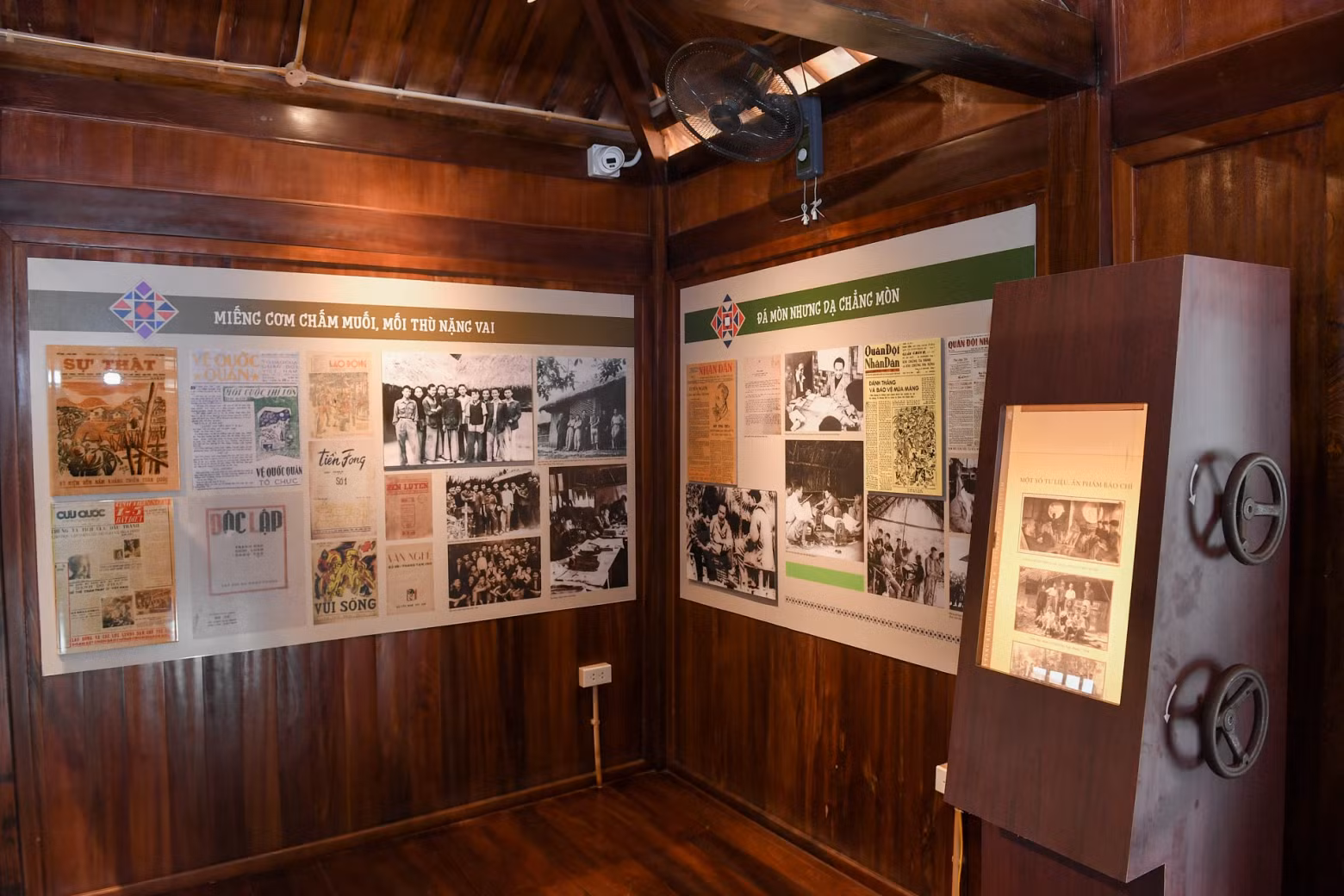 In parallel with the display space, there is a rotating spindle system (based on the idea of continuous rotation of rollers on a newspaper printing machine) to introduce more articles about the school as well as sketches on some newspapers.
