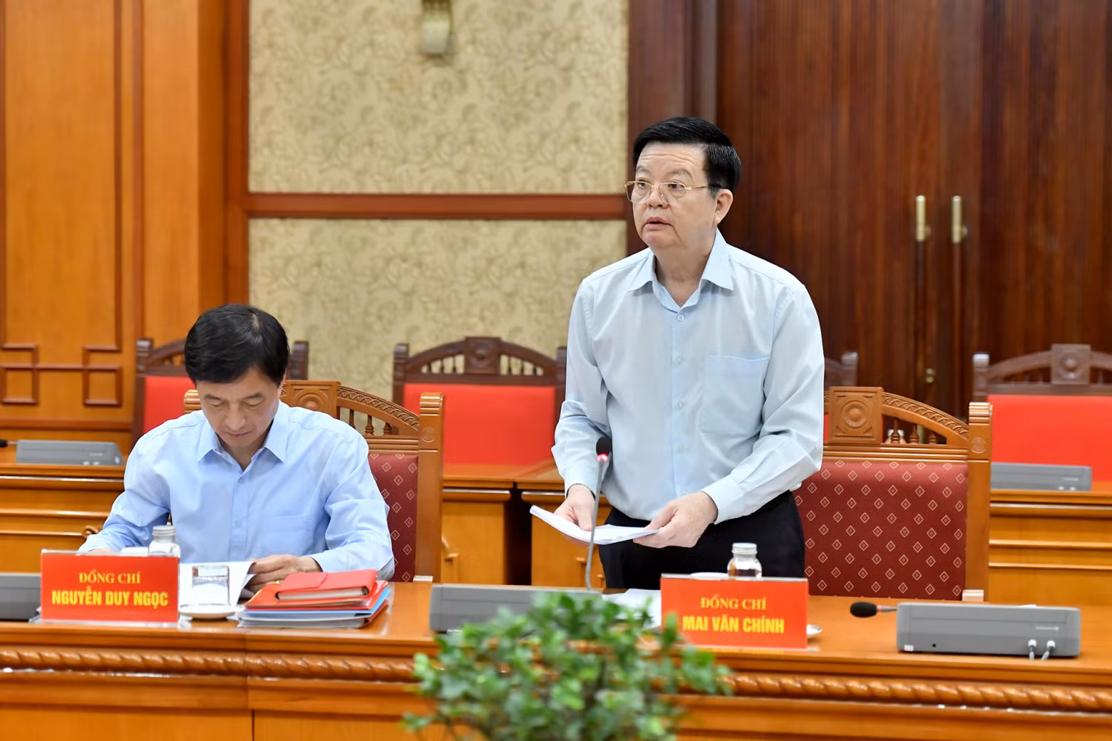 Mai Van Chinh, Deputy Head of the Party Central Committee (PCC)'s Commission for Organisation, presents a report at the meeting. Mai Van Chinh, Deputy Head of the Party Central Committee (PCC)'s Commission for Organisation, presents a report at the meeting.