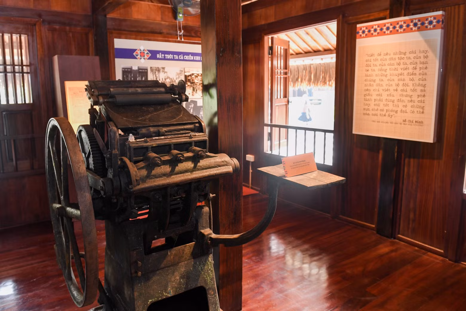 The Platen Press printing machine accompanied and witnessed the historical moments of printing newspapers and documents during the resistance war against French colonialism.