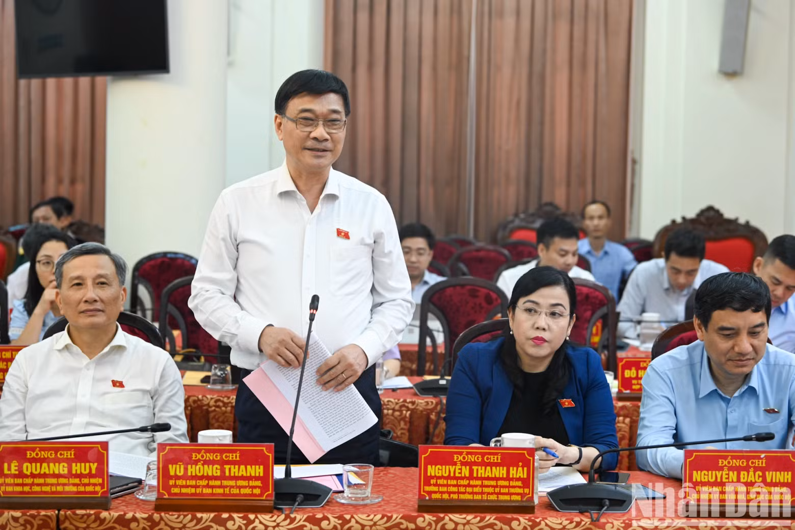 Chairman of the National Assembly's Economic Committee Vu Hong Thanh speaks at the meeting.