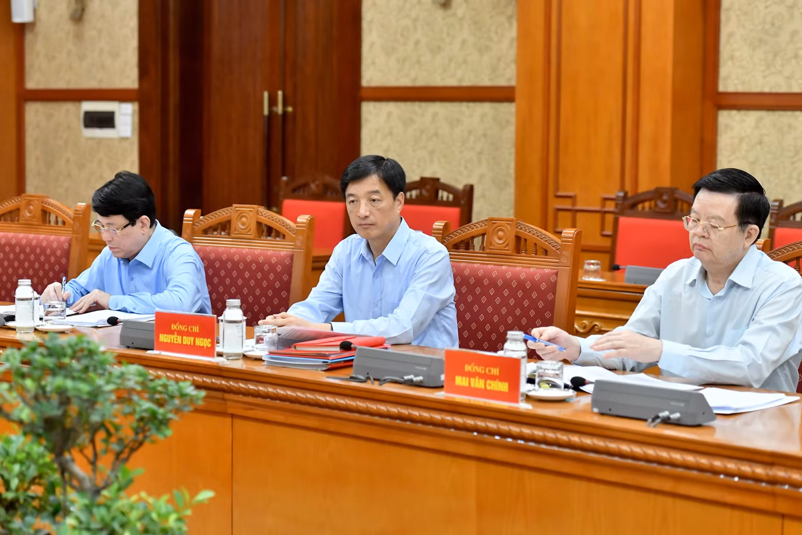 Party and State leaders and sub-committee members attend the meeting. Party and State leaders and sub-committee members attend the meeting.