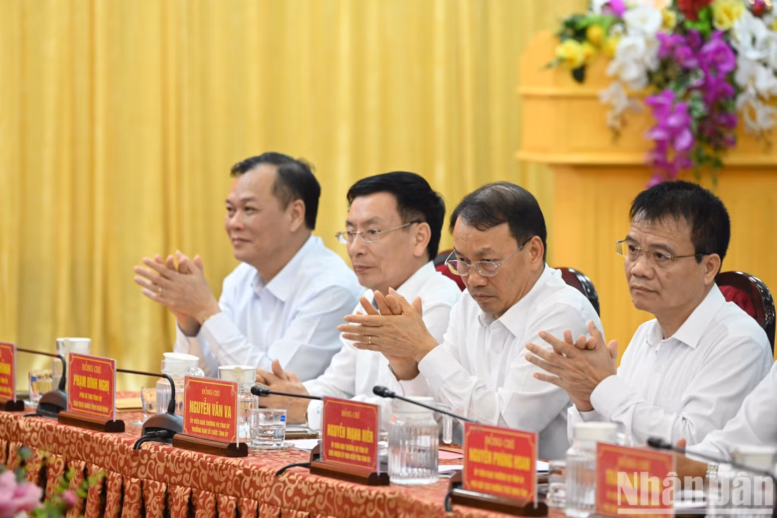 The Standing Committee of Nam Dinh Provincial Party Committee attending the working session.
