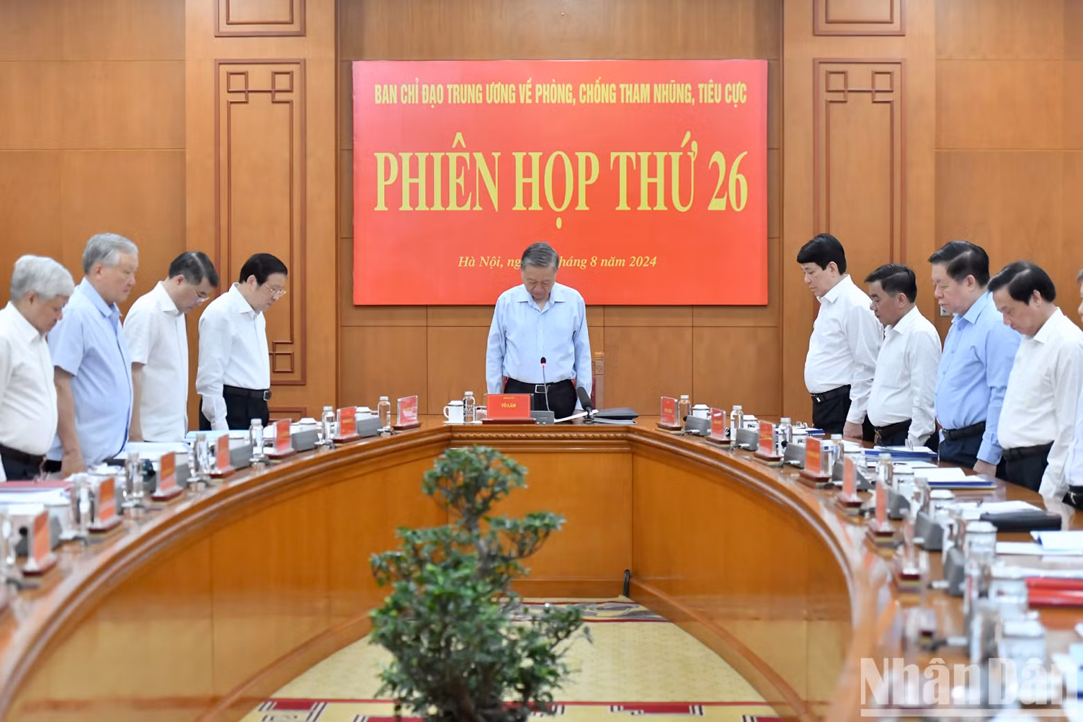General Secretary and President To Lam and other Party and State leaders and delegates observe a minute of silence to commemorate the late General Secretary Nguyen Phu Trong.
