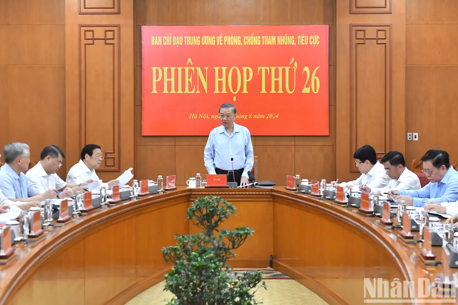 General Secretary and President To Lam deliver a speech at the meeting.