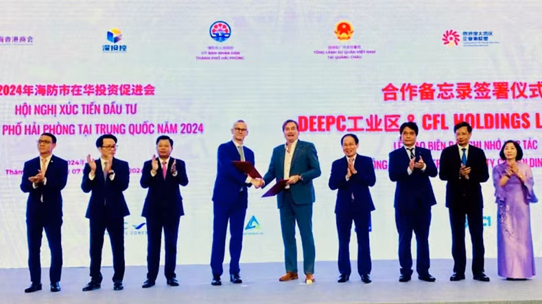 Investment certificates granted to Chinese enterprises in Hai Phong DEEP-C Industrial Park. (Photo: haiphong.gov.vn)
