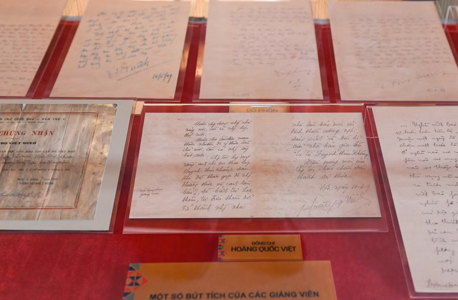 In addition to the spatial graphics system, the Vietnam Press Museum also introduces the writings of lecturers, such as Vo Nguyen Giap, Hoang Quoc Viet, To Huu, Do Duc Duc, Quang Dam, Nguyen Thanh Le, Ha Xuan Truong, Nguyen Van Hai, Tu Giay, and Do Phon.