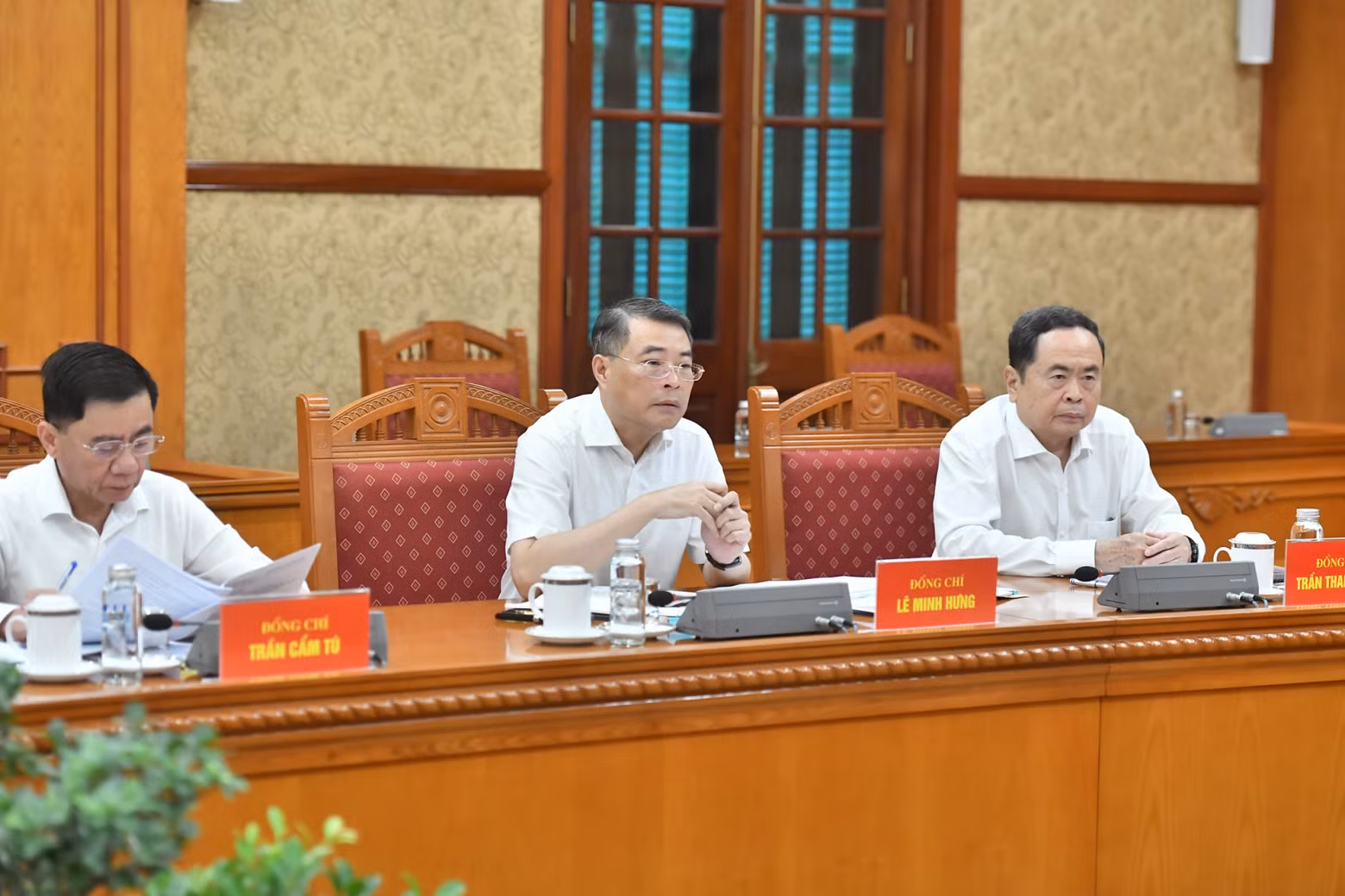 Party and State leaders and sub-committee members attend the meeting. Party and State leaders and sub-committee members attend the meeting.