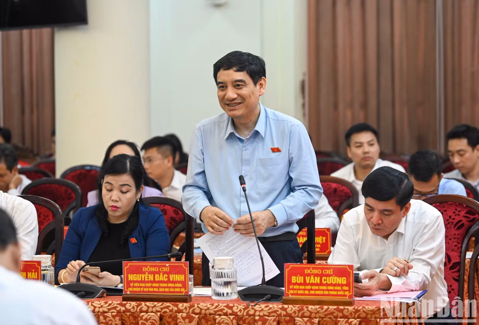 Chairman of the National Assembly (NA) Committee for Culture and Education Nguyen Dac Vinh speaks at the meeting.