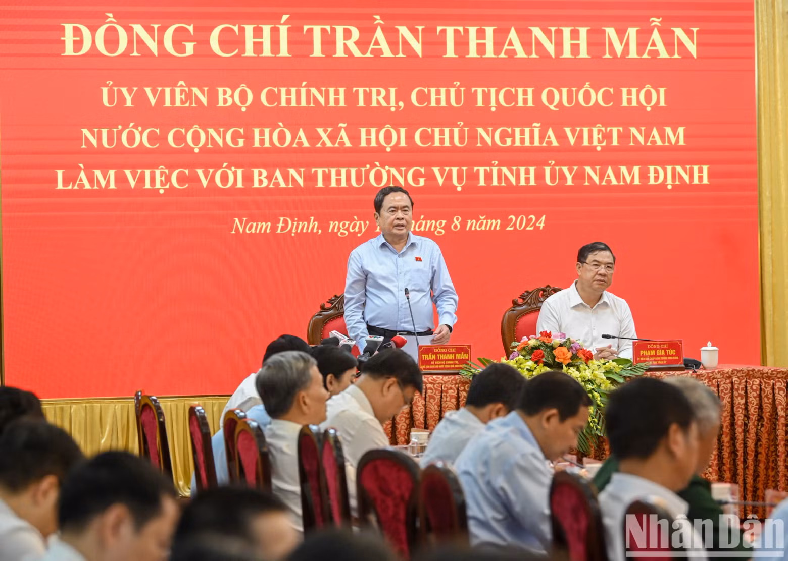 NA Chairman Tran Thanh Man gives a directive speech at the meeting.