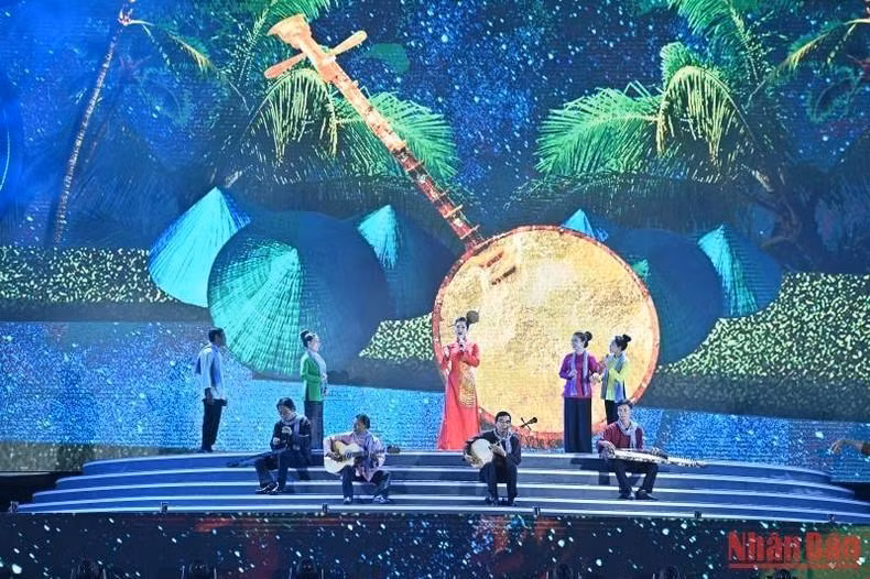 A performance of the art of don ca tai tu. A performance of the art of don ca tai tu.