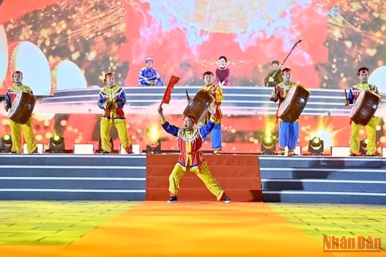 A drumming performance by artists from Kim Son District, Ninh Binh Province. A drumming performance by artists from Kim Son District, Ninh Binh Province.