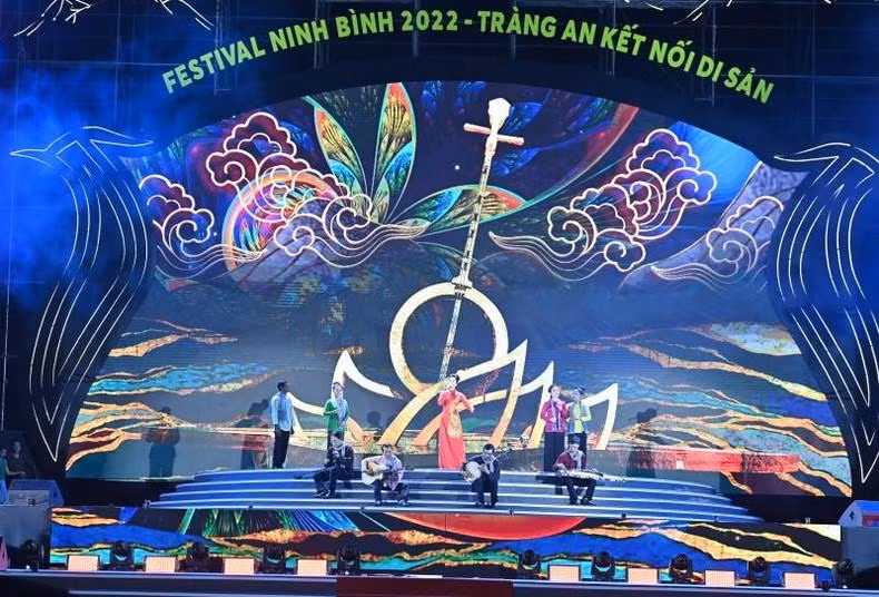 A performance of the art of don ca tai tu. A performance of the art of don ca tai tu.