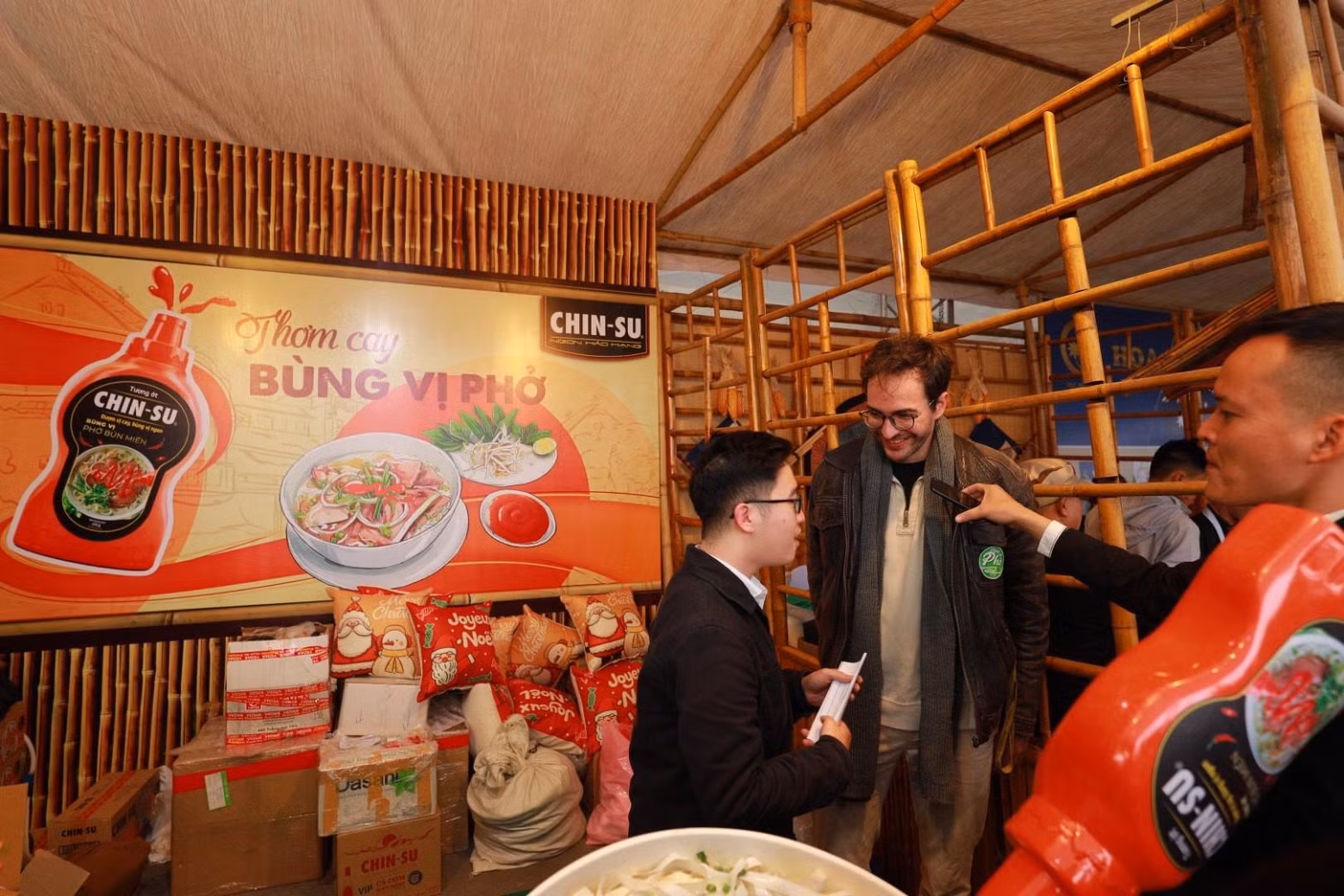 A foreigner visits the booth of Chin-su.