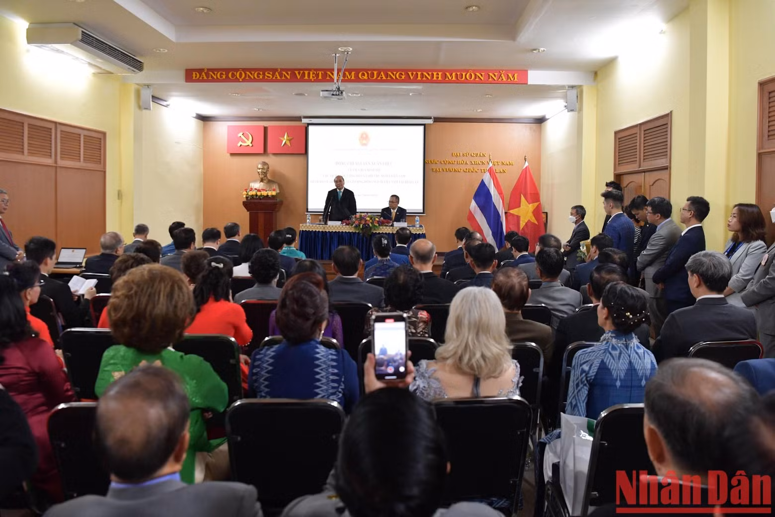 The meeting between President Nguyen Xuan Phuc and the Vietnamese community.