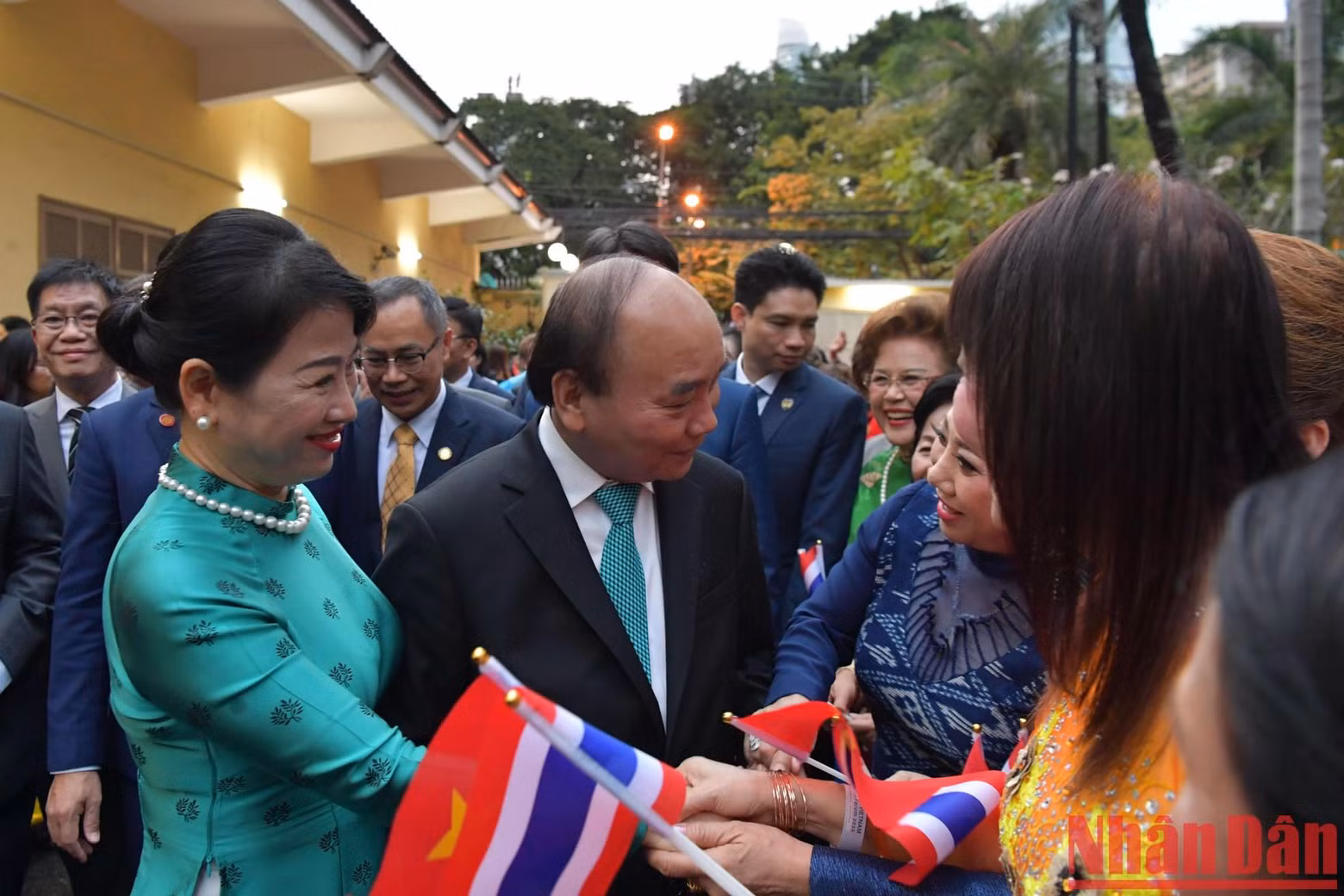 President Nguyen Xuan Phuc and his spouse inquire about the Vietnamese community in Thailand.