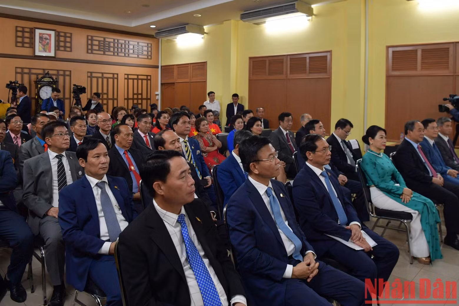 Despite his busy schedule, President Nguyen Xuan Phuc still spends time visiting the Vietnamese Embassy and meeting the Vietnamese community in Thailand.