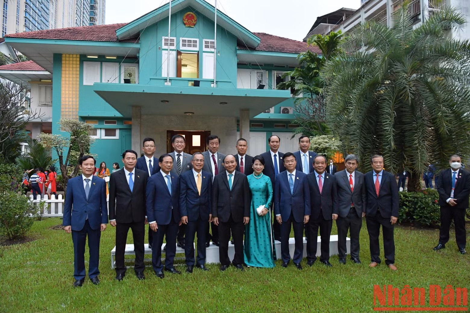 President Nguyen Xuan Phuc and his spouse pose for a photo with delegates at the meeting.