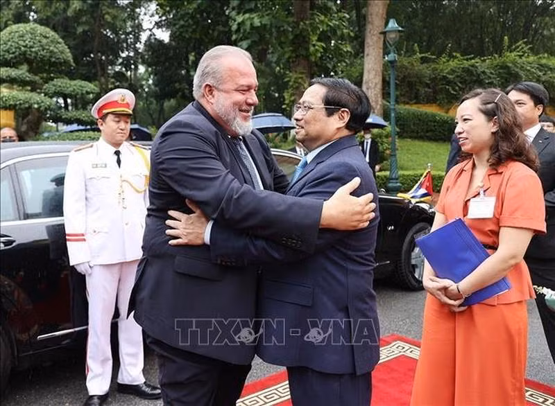 Prime Minister Pham Minh Chinh welcomes his Cuban counterpart Manuel Marrero Cruz. (Photo: VNA)
