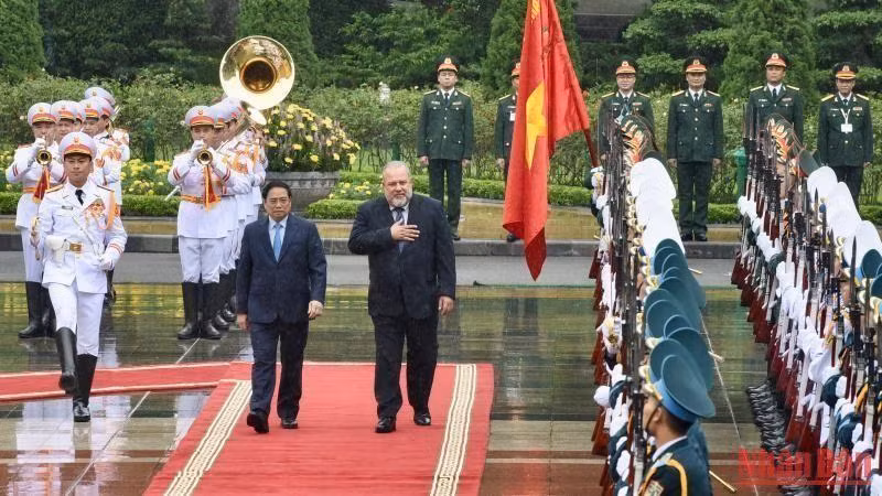 Prime Minister Pham Minh Chinh and his Cuban counterpart Manuel Marrero Cruz review a guard of honour. (Photo: Tran Hai)