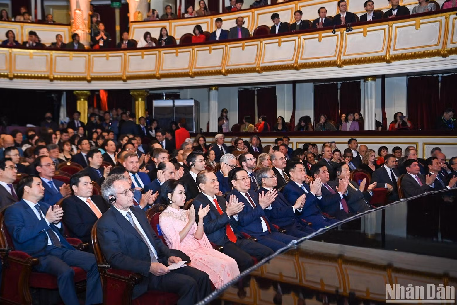 National Assembly Chairman Vuong Dinh Hue, former Permanent member of the Party Central Committee's Secretariat Tran Quoc Vuong, Secretary of the Party Central Committee and Head of the Party Central Committee’s Commission for Communication and Education m and other delegates attend the award ceremony.