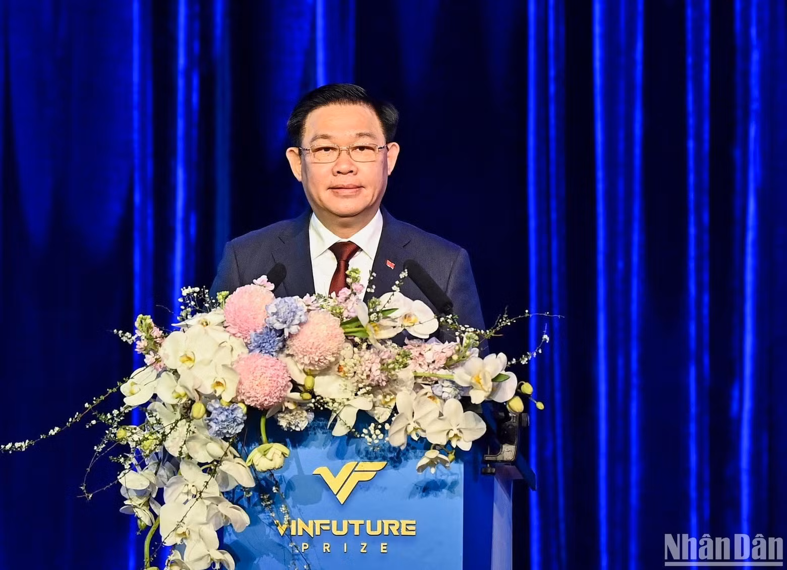 NA Chairman Vuong Dinh Hue speaks at the ceremony.