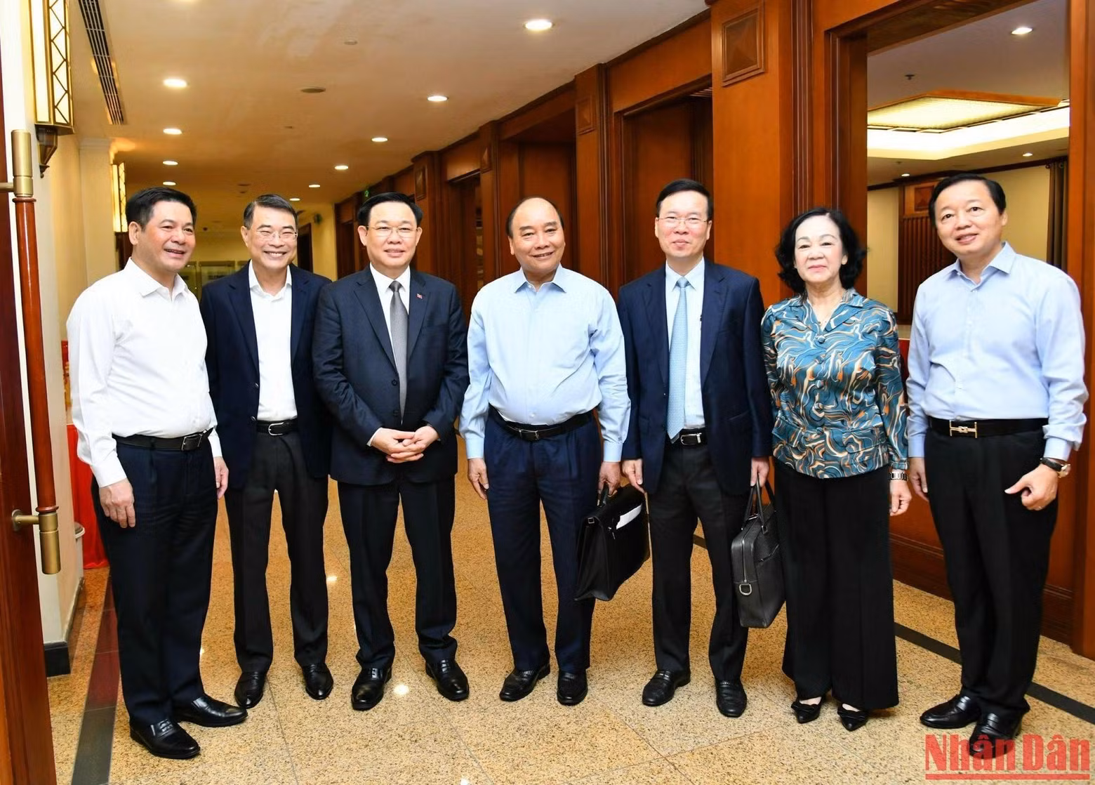 President Nguyen Xuan Phuc, National Assembly Chairman Vuong Dinh Hue, Permanent Member of the Party Central Committee's Secretariat Vo Van Thuong and delegates at the conference.