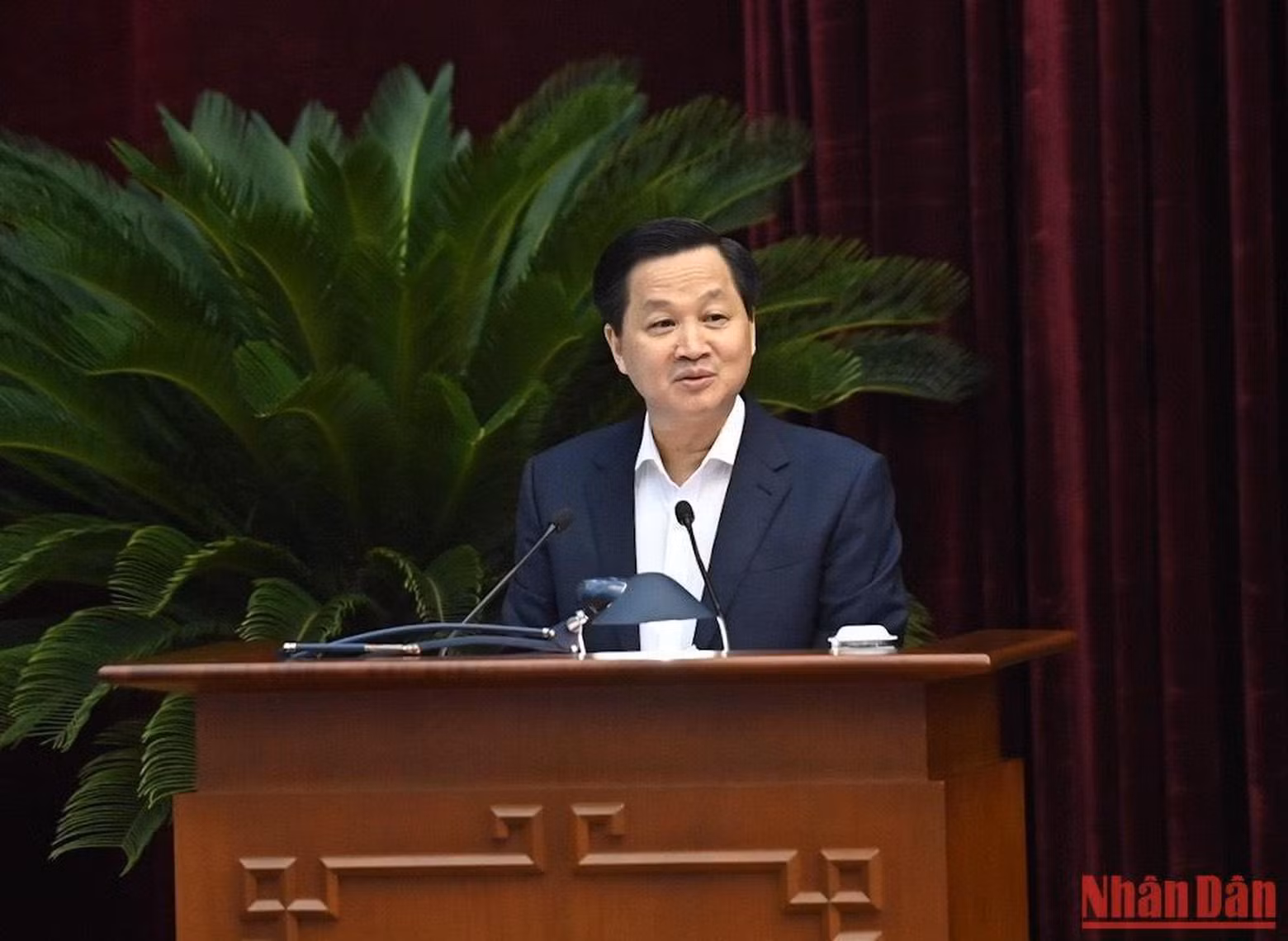 Deputy Prime Minister Le Minh Khai presents a report at the conference.