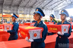 Ceremony marking the transfer of samples of martyrs’ remains collected from provinces and cities from an aircraft at Gia Lam Airport in Ha Noi on September 11, 2026, for handover and DNA testing. (Photo: THE DAI)