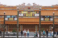 International visitors tour the Imperial City of Hue. (Photo: VNA)