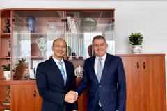 Vietnamese Ambassador to Hungary Bui Le Thai (L) shakes hands with Prof. Dr. Csaba Gyuricza, Rector of the Hungarian University of Agriculture and Life Sciences Research (MATE). (Photo published by VNA)