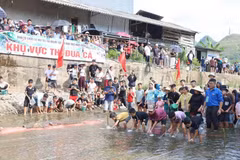 Fish racing is one of the distinctive activities at the Tay people's Fish Festival in Mau Due Commune, Tuyen Quang Province. (Photo: KHANH TOAN)
