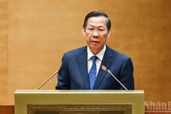 Phan Van Mai, Chairman of the National Assembly's Economic and Financial Committee, presents an appraisal report on the implementation of the 2026 socio-economic development plan and the proposed plan for 2027. (Photo: DUY LINH)