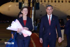 Liechtenstein Prime Minister Brigitte Haas (L) is welcomed at Noi Bai International Airport by Minister of Finance Ngo Van Tuan. (Photo: VNA)