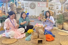 Ha Noi Giftshow 2026 features many experiential spaces showcasing handicraft products from craft villages. (Photo: NGUYEN TRANG)