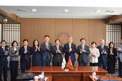 The Vietnamese delegation led by Deputy Prime Minister Ho Quoc Dung visits the Korea Institute of Science and Technology (KIST). (Photo: VNA)