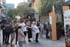 International visitors at a tourist attraction in Viet Nam. (Photo: Tourism Information Technology Centre)