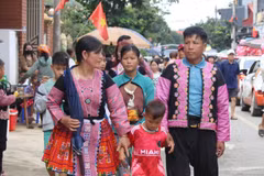 Numerous people from Son La Province and other localities gathered at Moc Chau National Tourism Area to take part in activities during the Moc Chau Cultural and Tourism Week. (Photo: nhandan.vn)