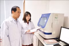Prof. Dr Nguyen Huy Hoang shares with colleagues the causes of Harlequin ichthyosis in newborns. (Photo: MINH DUC)