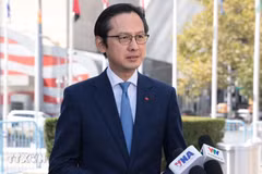 Ambassador Do Hung Viet speaks to the Viet Nam News Agency on the grounds of the United Nations Headquarters in New York. (Photo: VNA)