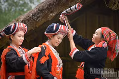 The graceful charm of a Red Dao bride in Nam Hong Hamlet, Thong Nguyen Commune, Tuyen Quang Province. (Photo: VU LINH)