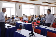 Prof Alexey Ustinov, Director of the Quantum Technology Laboratory at the National University of Science and Technology in Russia, and Honorary Director of the Institute for Quantum Technology at Viet Nam National University, Ha Noi, holds an academic exchange with scientists. (Photo: DIEP NGOC)
