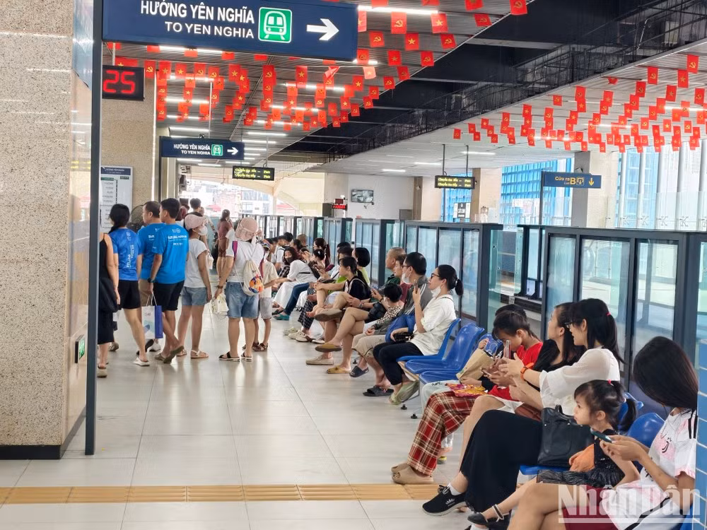 The stations are bustling with visitors, underscoring the strong appeal of public transport during the holiday.
