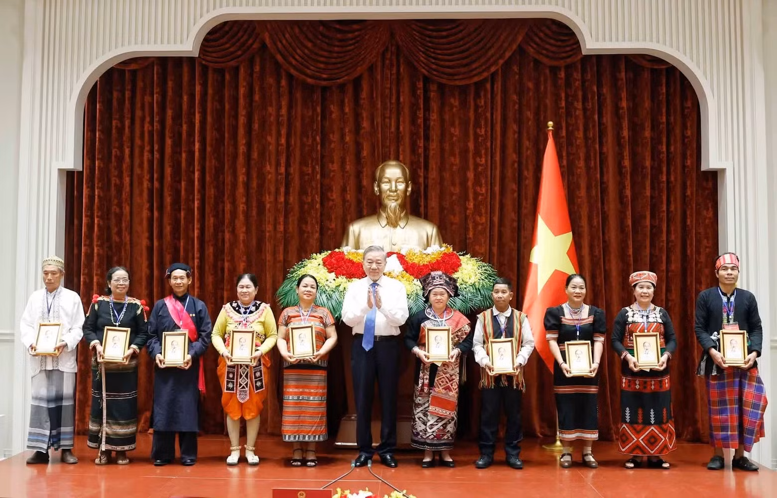 vna-potal-tong-bi-thu-chu-tich-nuoc-tiep-cac-gia-lang-truong-ban-nghe-nhan-nguoi-co-uy-tin-tieu-bieu-toan-quoc-8709697jpg.jpg