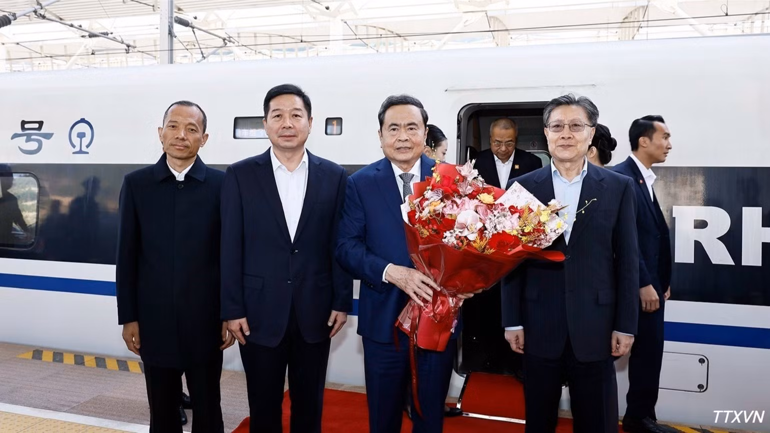 NA President Tran Thanh Man is welcomed by leaders of Yan’an city at Yan’an station on October 14, 2026. (Photo: VNA)