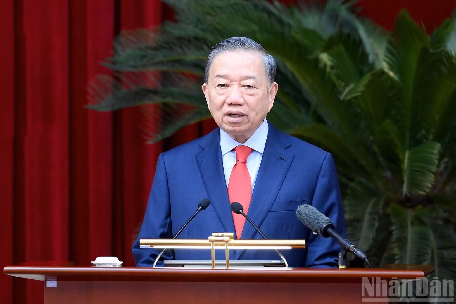 General Secretary and President To Lam delivers the opening remarks at the conference.