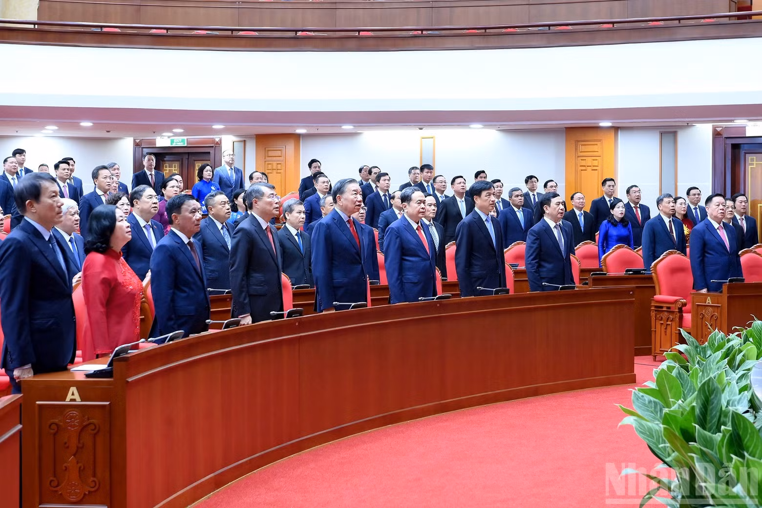 Party and State leaders and delegates perform the flag-saluting ceremony at the opening session of the fourth plenum of the 14th Party Central Committee.