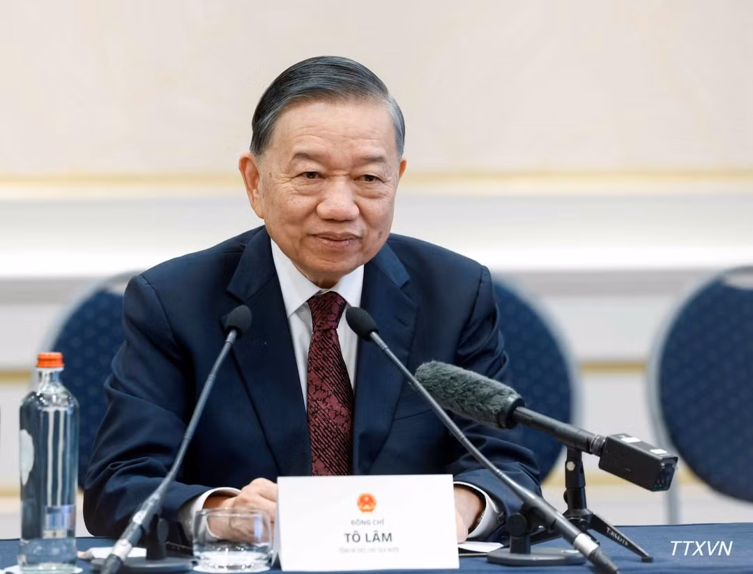 General Secretary and President To Lam speaks at the meeting with Vietnamese experts and intellectuals in Belgium and Luxembourg. (Photo: VNA)