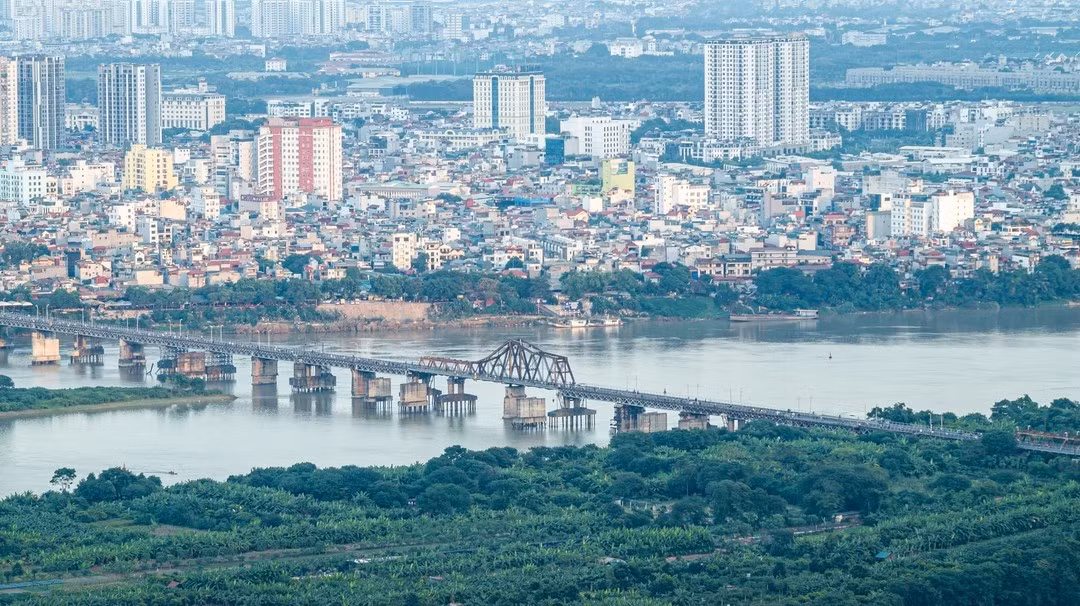 Long Bien Bridge spans the Red River in Ha Noi. (Photo: Dang Quang)