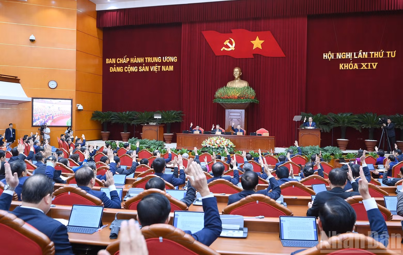 Party and State leaders and delegates vote to adopt the agenda of the conference.