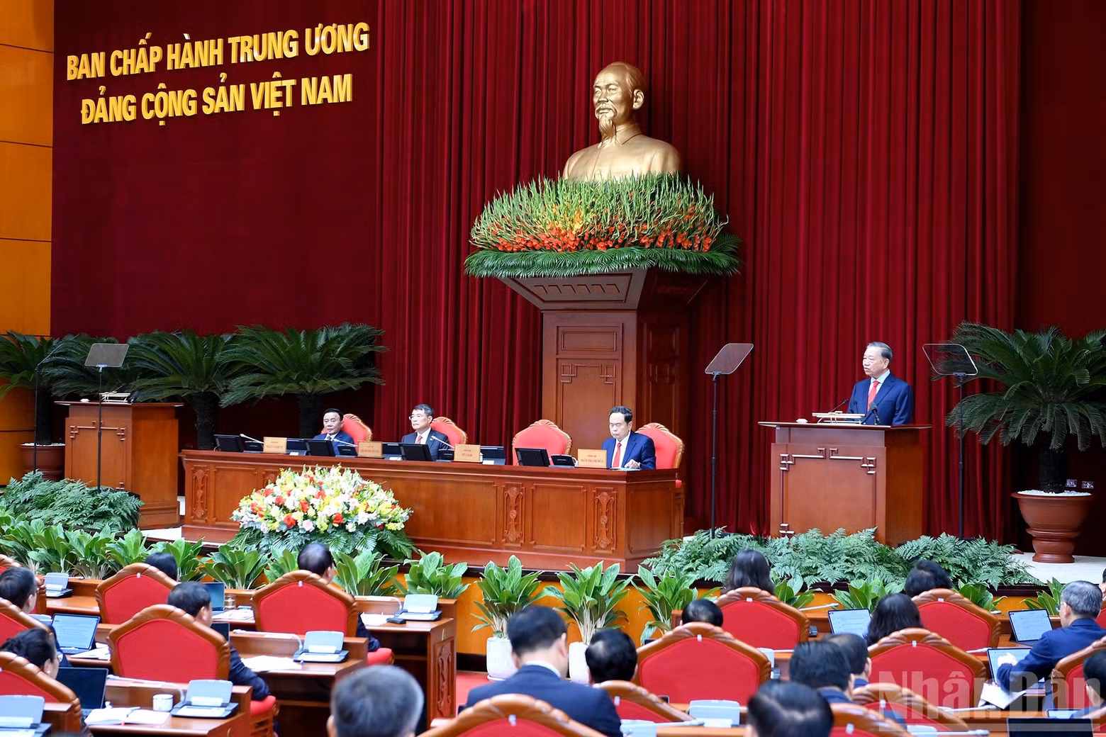 General Secretary and President To Lam delivers the opening remarks at the conference.